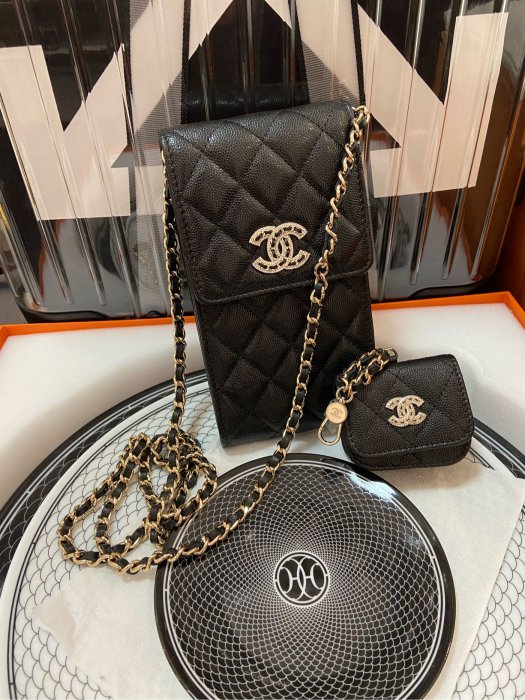 J&S 精品小舖 1210 Chanel 香奈兒包 Chanel 荔枝紋手機包 + 耳機包