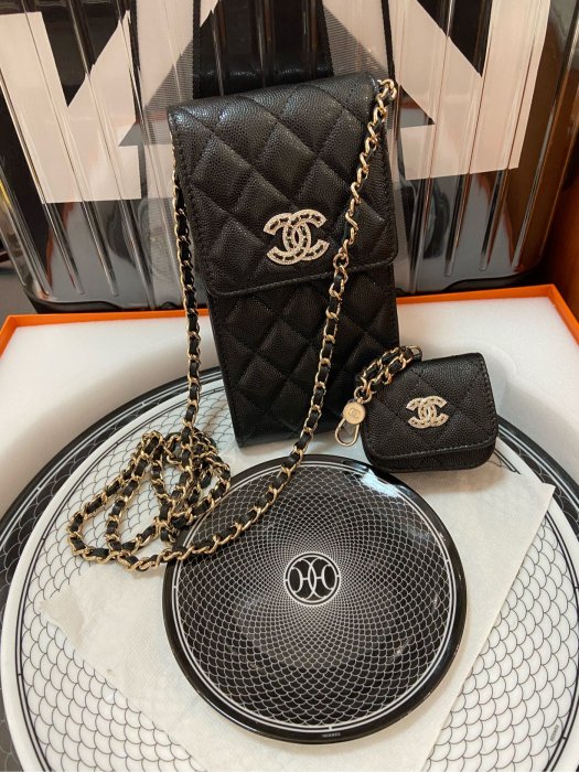 J&S 精品小舖 1210 Chanel 香奈兒包 Chanel 荔枝紋手機包 + 耳機包